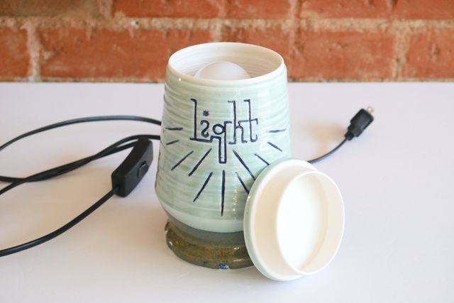 With the lid off, the standard bulb is still just below the rim of the jar. The lid is a thin disc with a locating flange that sticks out underneath to help guide it into place.

