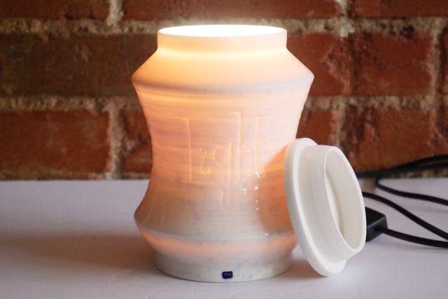 With the light on, removing the lid allows light to pour out the top.
