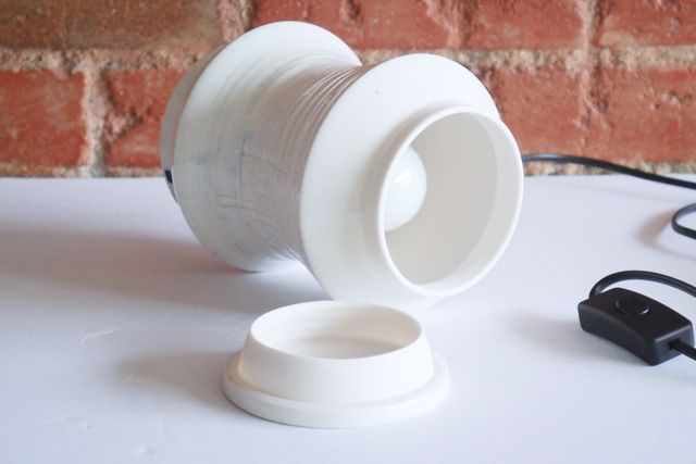 With the lid removed, the bulb is visible from a high angle.
