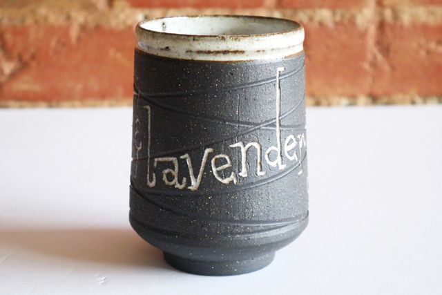 The text roughly follows the texture, but does not completely stay within the lines.
