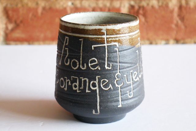 The text roughly follows the texture, but without staying contained within the lines.
